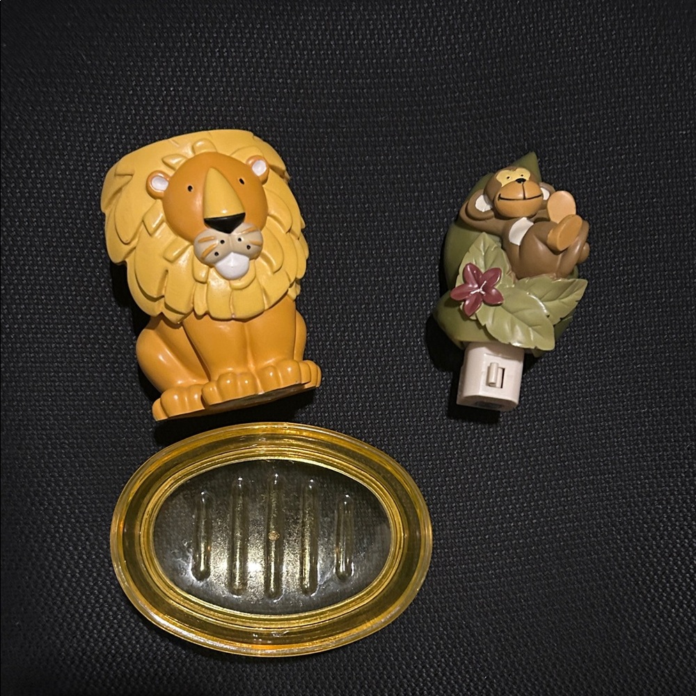 Bathroom decorative set Lion and Monkey 3 piece set: EUC